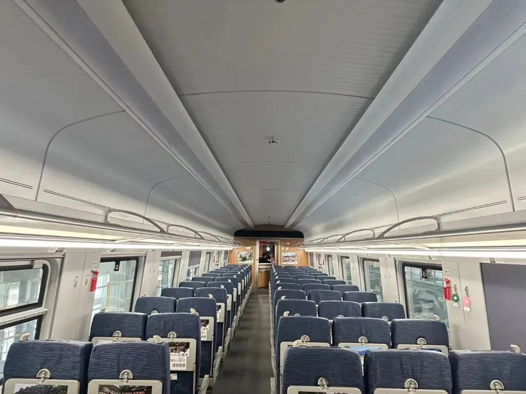 动车组采用1mc(六轴) 7t 1tc编组,二等座车由2 3固定座椅升级为2 3