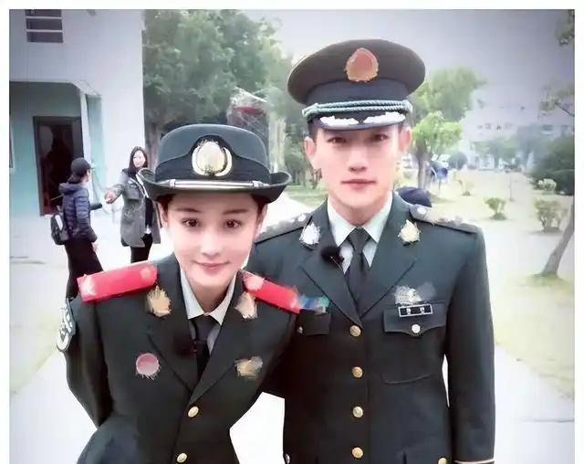 张馨予与老公甜蜜出游,何捷掌镜为爱妻拍美照,夫妻低调秀恩爱