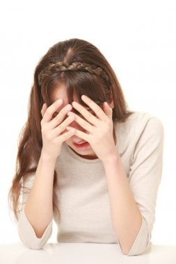 一个悲伤美丽的女人在哭泣