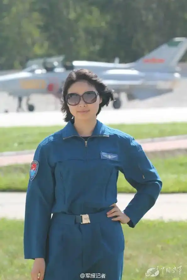 英姿飒爽,中国人民解放军歼10,歼20,空20战斗机女飞行员 - 抖音