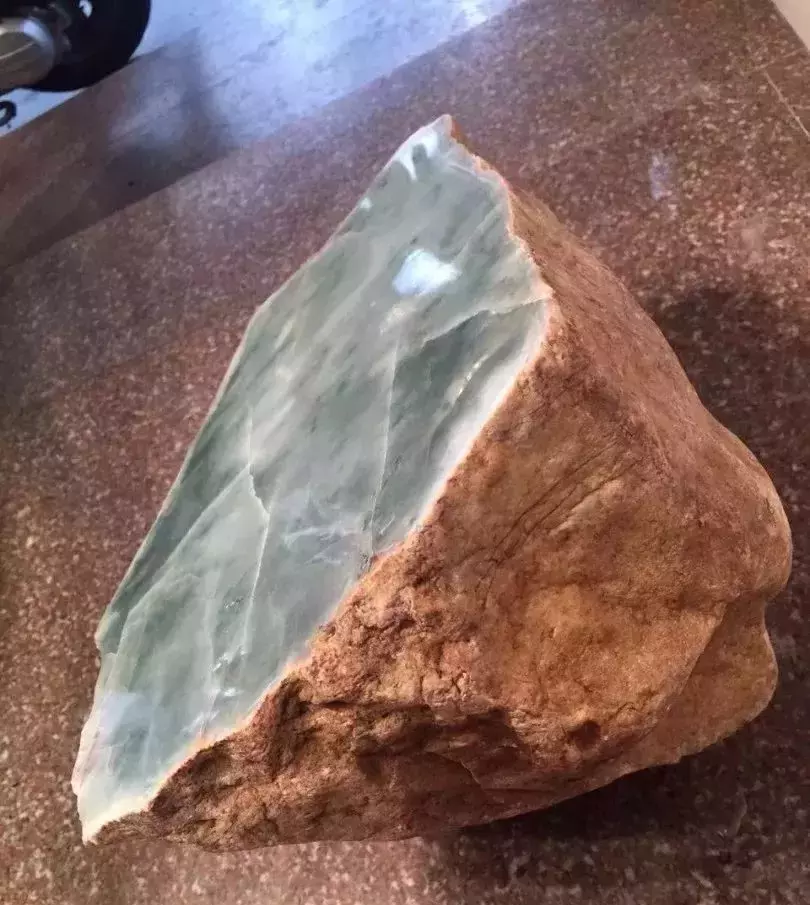 拉到据台,也就是开翡翠原石的地方,准备开石头,也就是赌石了,这里天天