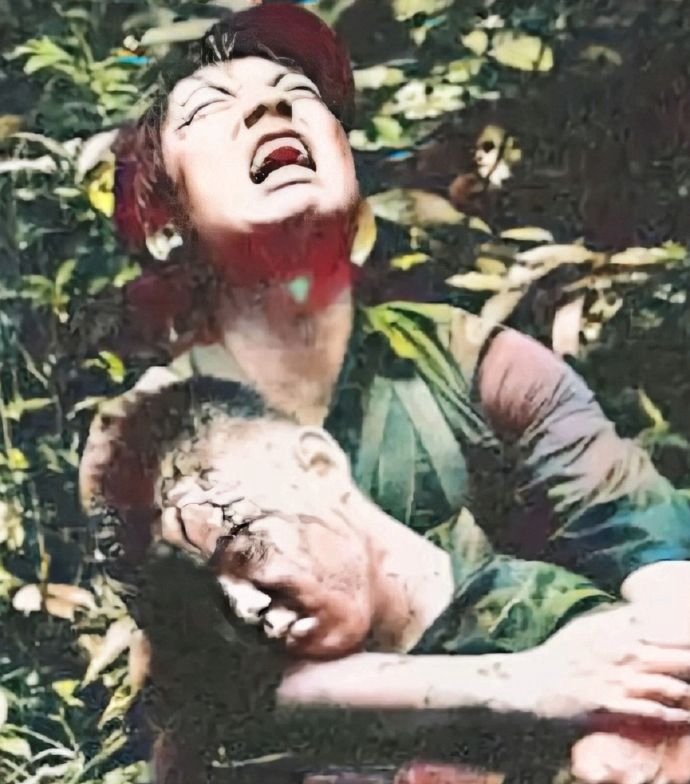 1987年老山前线,一位战友怀里搂着一位牺牲的战士,看着让人泪目