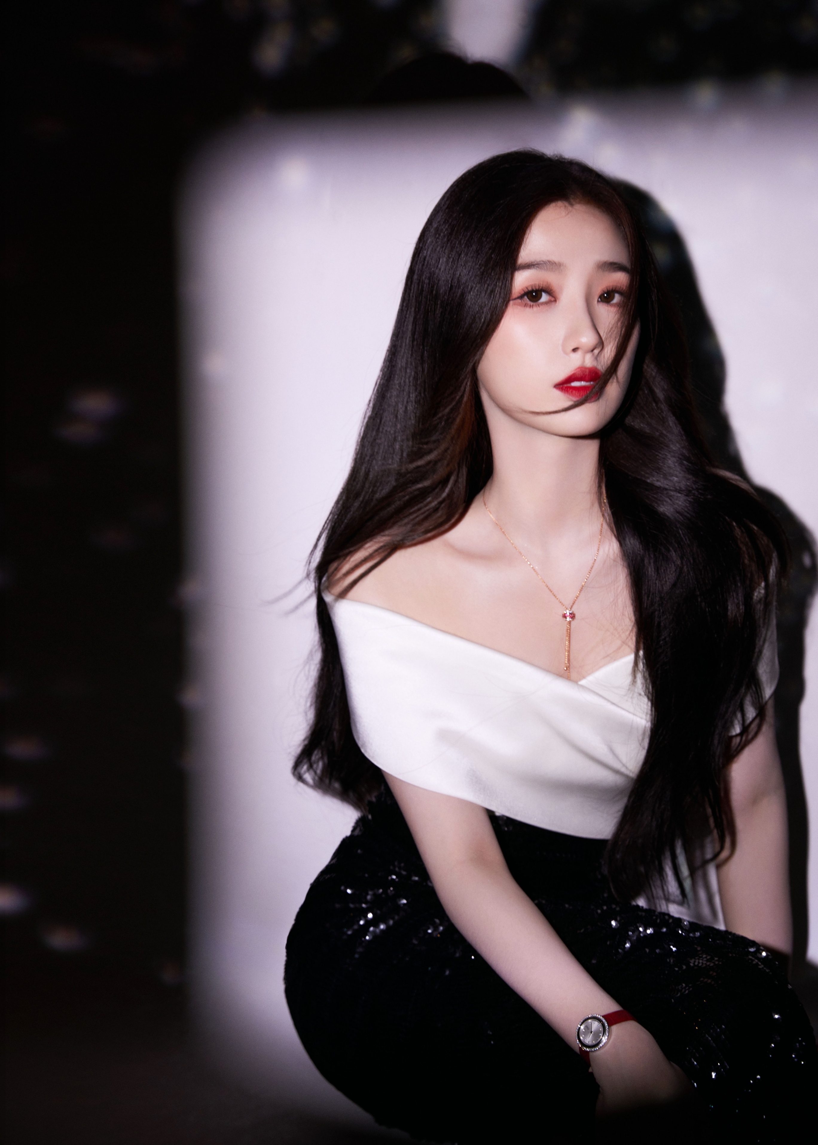 虞书欣身着 st. john 黑白经典礼服裙_活动_小美人鱼_举手投足