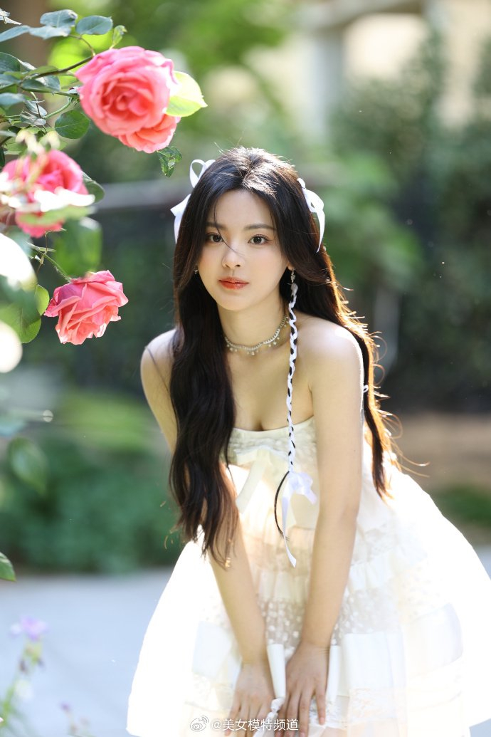 杨超越晒春日鲜花大片穿纯白抹胸连衣裙氛围感十足