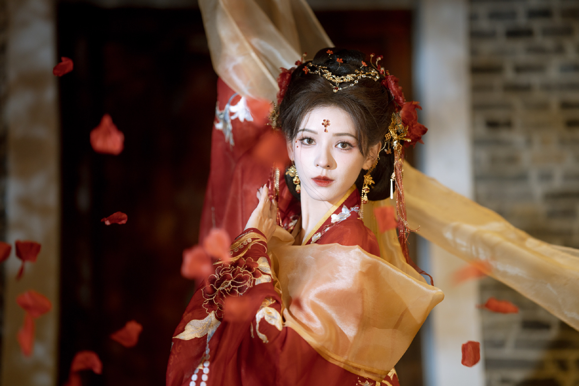 张予曦红衣古装美照曝光 精致妆容散发迷人光彩 绝美姿态令人陶醉