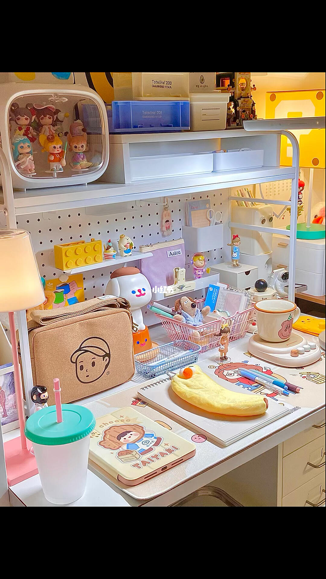 自从有了洞洞板置物架,感觉整个桌子更整齐了这个finerworld包包真的