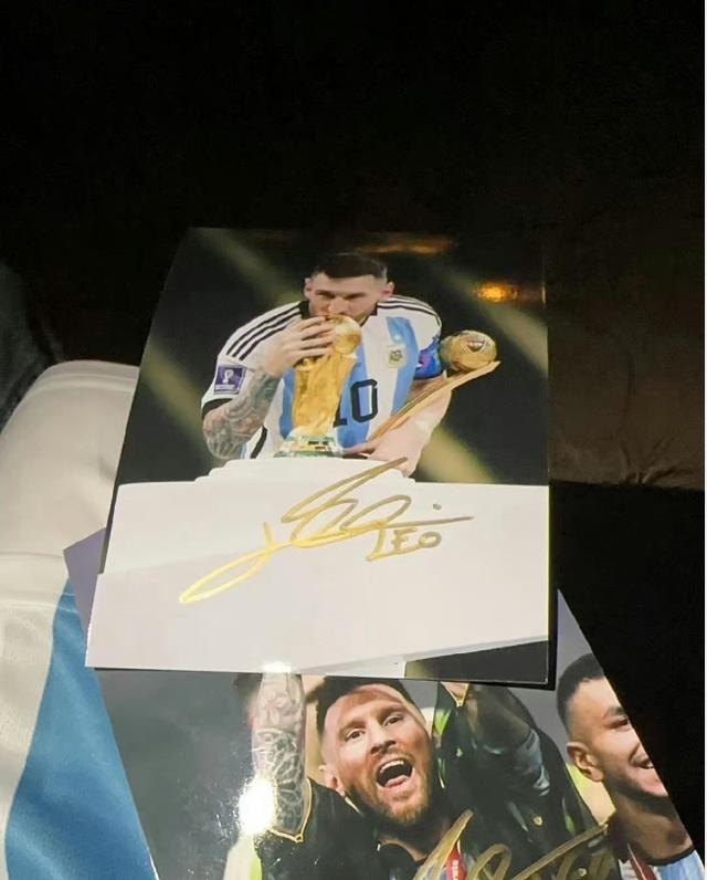 就像著名的足球运动员梅西,他的签名照也成为许多球迷和收藏家梦寐以