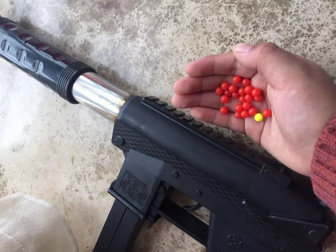 "塑料子弹"打肿他的脸今年春节,张先生给儿子小江买了一把玩具枪