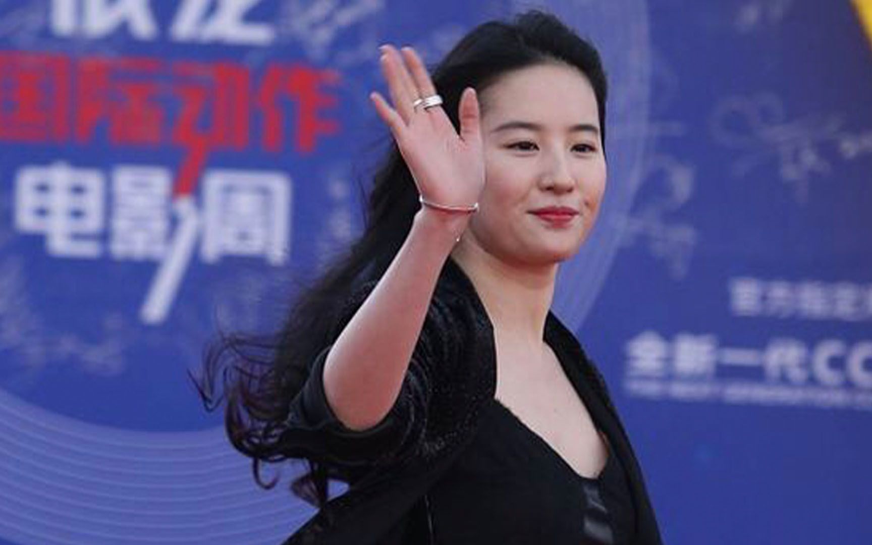 刘亦菲身材发福严重,身形臃肿没眼看,不修边幅成老大妈