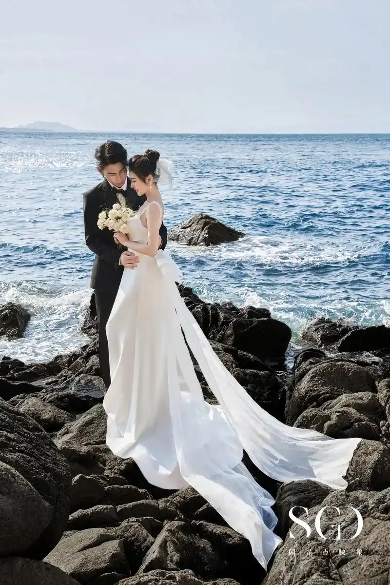 波光粼粼海边礁石婚纱照