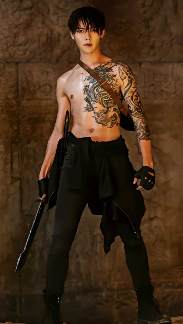 肖宇梁饰张起灵剧照,吴邪在研究张起灵的纹身为什么和塌肩膀的纹身不