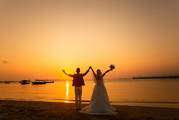 婚纱新娘背影窗前站立的新娘背影闽南新娘婚鞋新人戴婚戒手捧花白粉黄