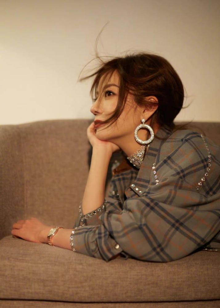 侧脸镜头的赵薇简直太美了,五官棱角分明超级有辨识度,银色的配饰显得