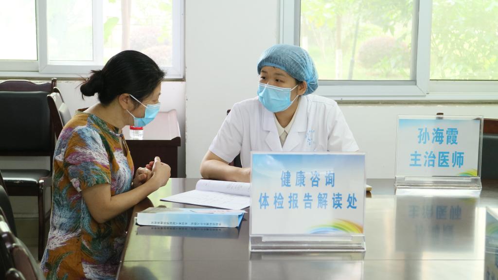 健康咨询进小区体检解读面对面校医院推出健康服务新举措