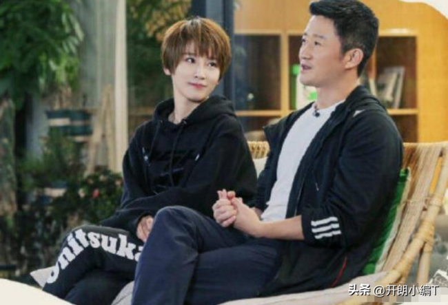 吴京谢楠特种兵式带娃旅游:五天游四地累瘫 席地而坐被儿子拍下