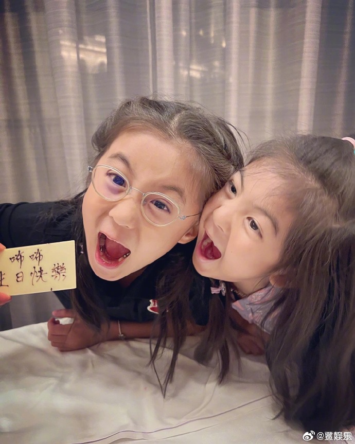 贾静雯晒照庆祝咘咘8岁生日##贾静雯一家四口合照