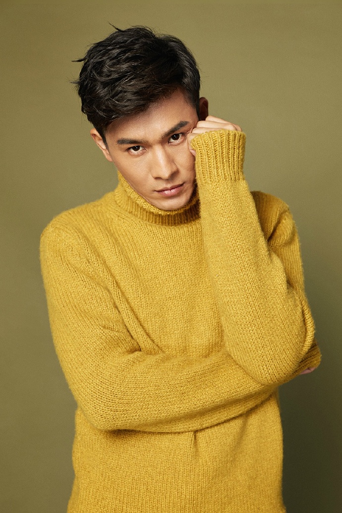 向左看,不给你看摸头,摸鼻子,再摸脸@乔振宇最新写真大片释放暖男笑容