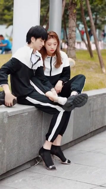 看了三遍,我才发现他们互换了鞋子.