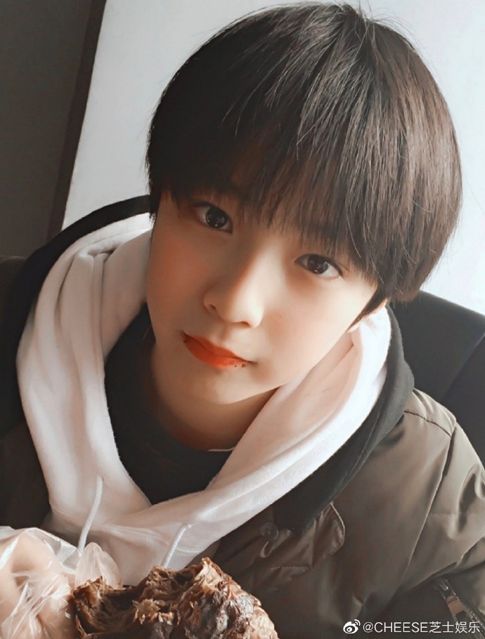 冷"芝士"bot:度上「小学生帅气照片」出来的都是刘耀文小时候照片