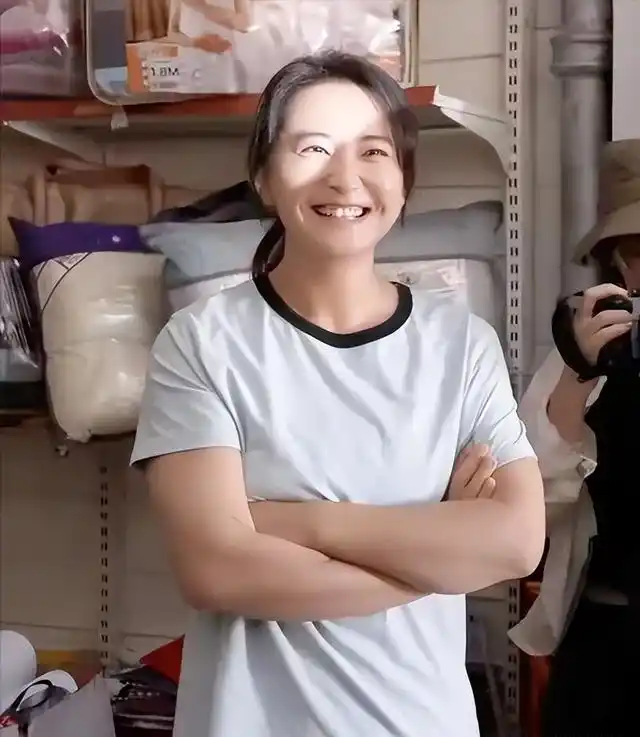 这么快就反弹了网友洛杉矶偶遇贾玲圆肩驼背身材走样