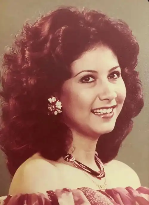 甄妮的读书时候,因为漂亮,早早获得异性的喜爱.