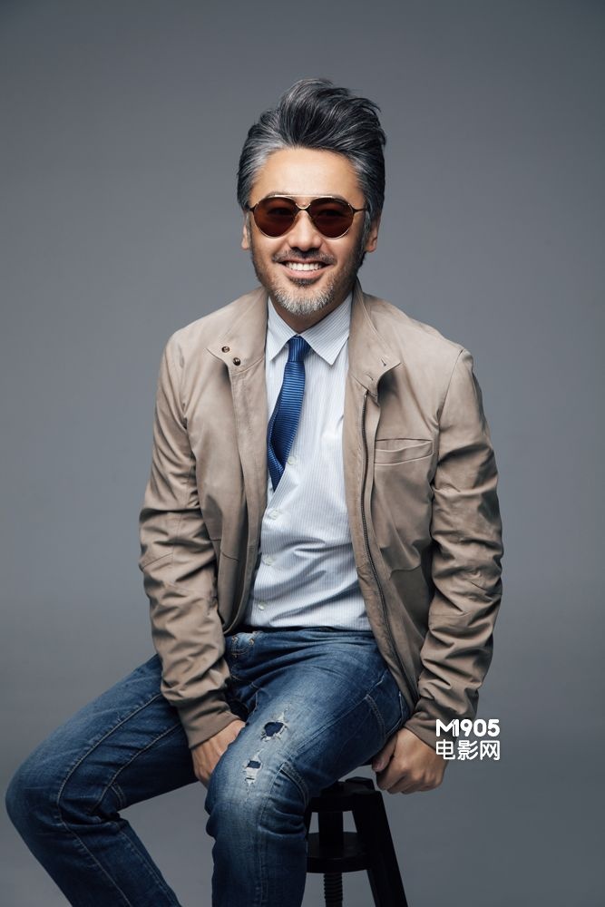 吴秀波眼镜写真拗时尚造型 表情搞笑夸张童真足