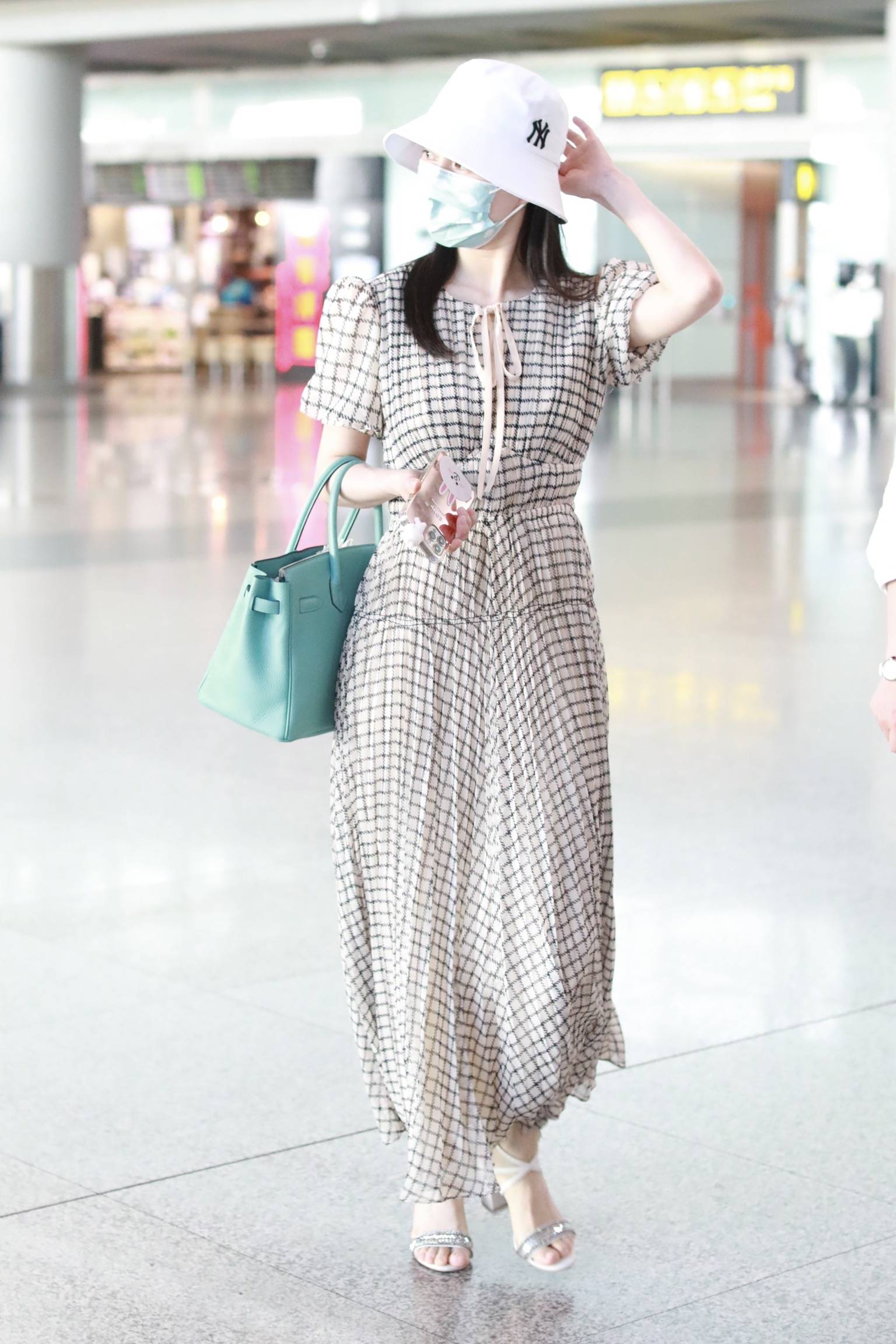 童年女神舒畅长裙秀曼妙身材气质文艺大长腿吸睛