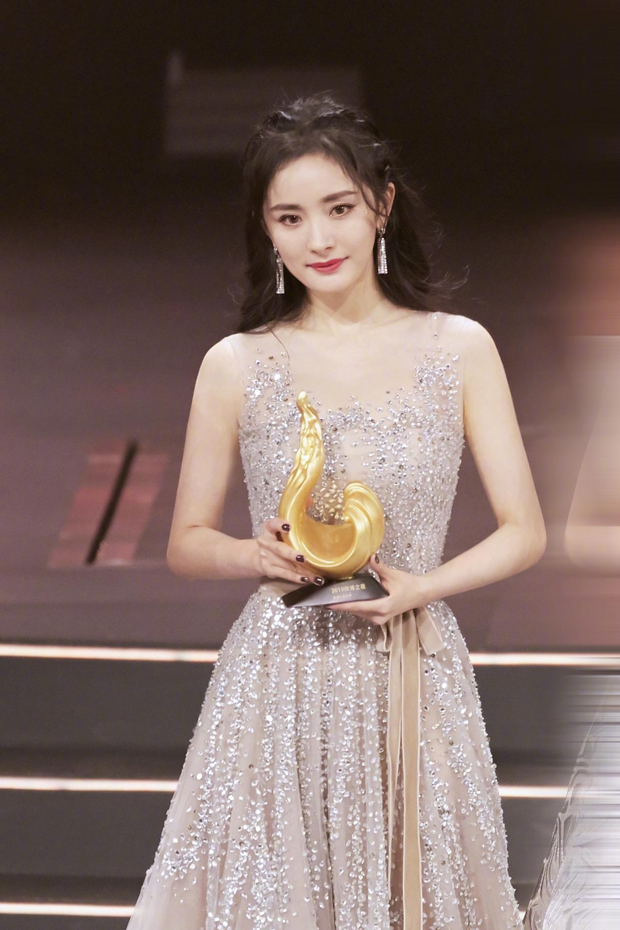 原创过年宅家不胖反瘦身材好到极致的杨幂堪称行走的衣架子