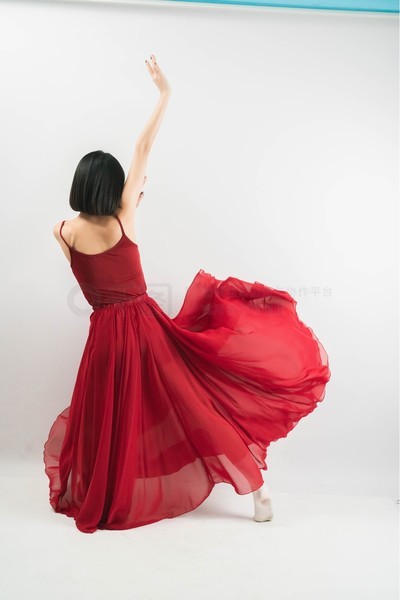 红裙跳舞背影摄影