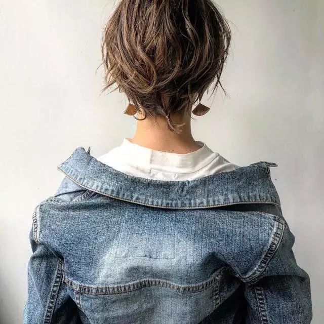 短发背影图片女生真实