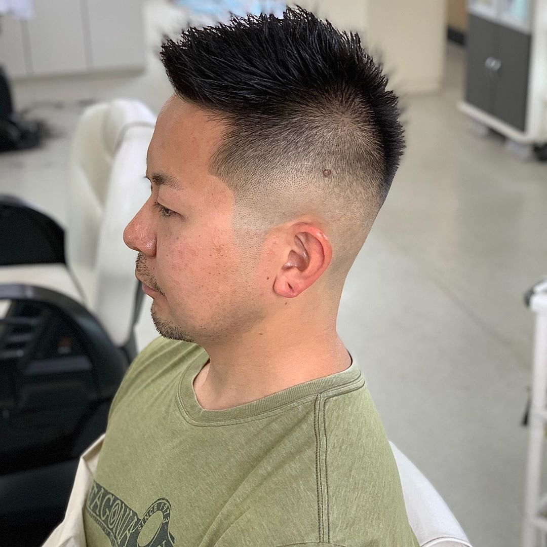 40岁左右的男士一般喜欢露出额头的发型,这款男发比较干净,顶区头发