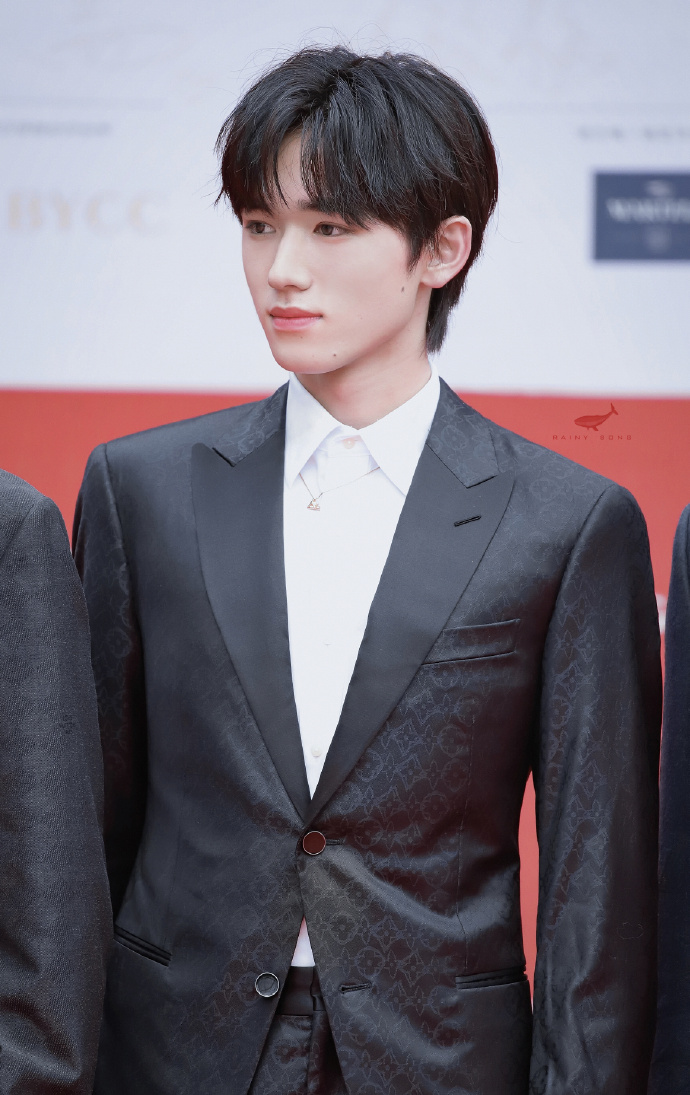 请把西装焊死在身上#宋亚轩 西装确实帅