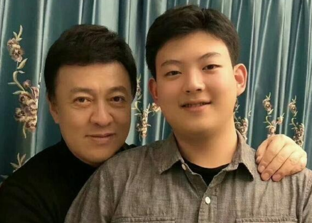 朱军一家三口罕见同框,18岁儿子低调谦逊气质出众,身高超过父亲
