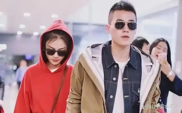 36岁马思纯与男友定居国外!一起看球赛感情好,戴着婚戒疑已结婚