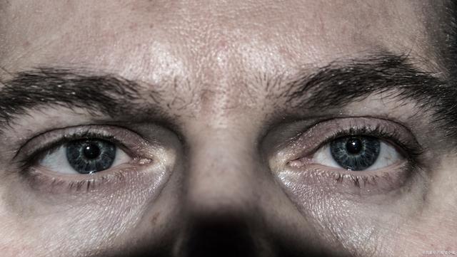 当我们遇到一个眼神深邃,充满内涵的男人时,我们可能会情不