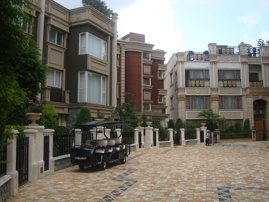 比华利山别墅(the beverly hills)是香港的一个私人屋苑,位处大埔区沙