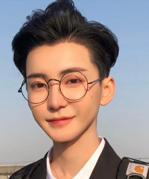 百万网红李由宣布变性容貌又纯又欲堪称网红审美天花板