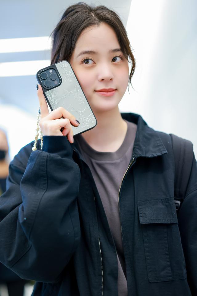 欧阳娜娜提前一年从伯克利毕业,王源却还在读大一,差距好大!