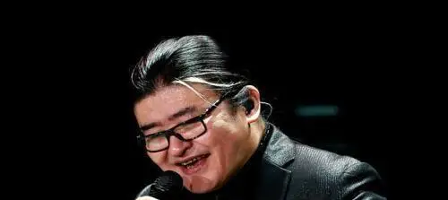 回忆起刘欢,已留着长发,对歌痴心不改.