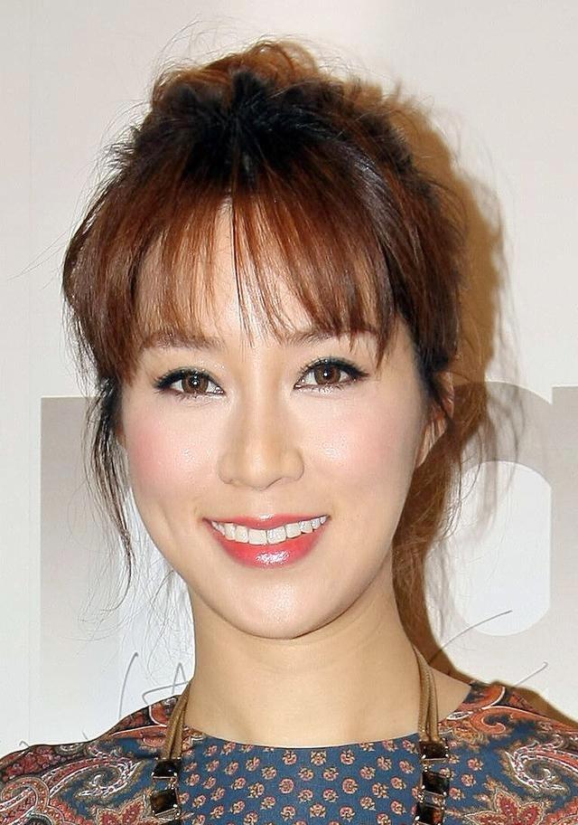 徐子淇难得穿对一次,穿不规则连衣裙配粗腰带,身材比例太惊艳_色彩