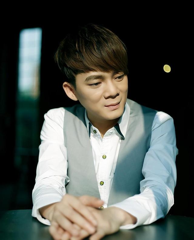 38岁歌手六哲回老家补办婚礼!戴假发颜值却遭吐槽,三个儿女陪伴