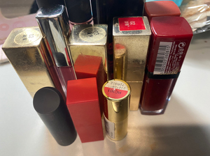 出一堆口红,很多色号跟我现在有的重复了,大部分都只用了几次
