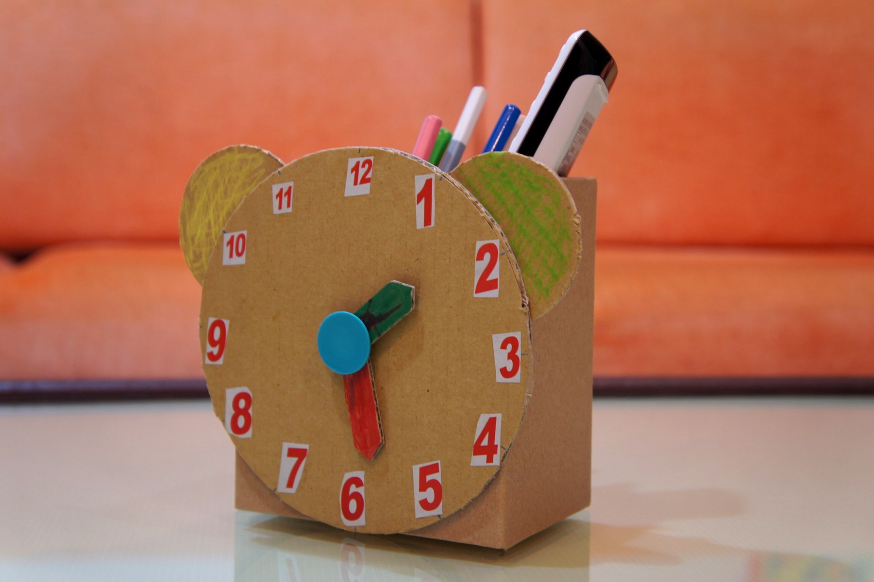 用纸箱做玩具!自制超实用时钟笔筒,小小店铺开张罗
