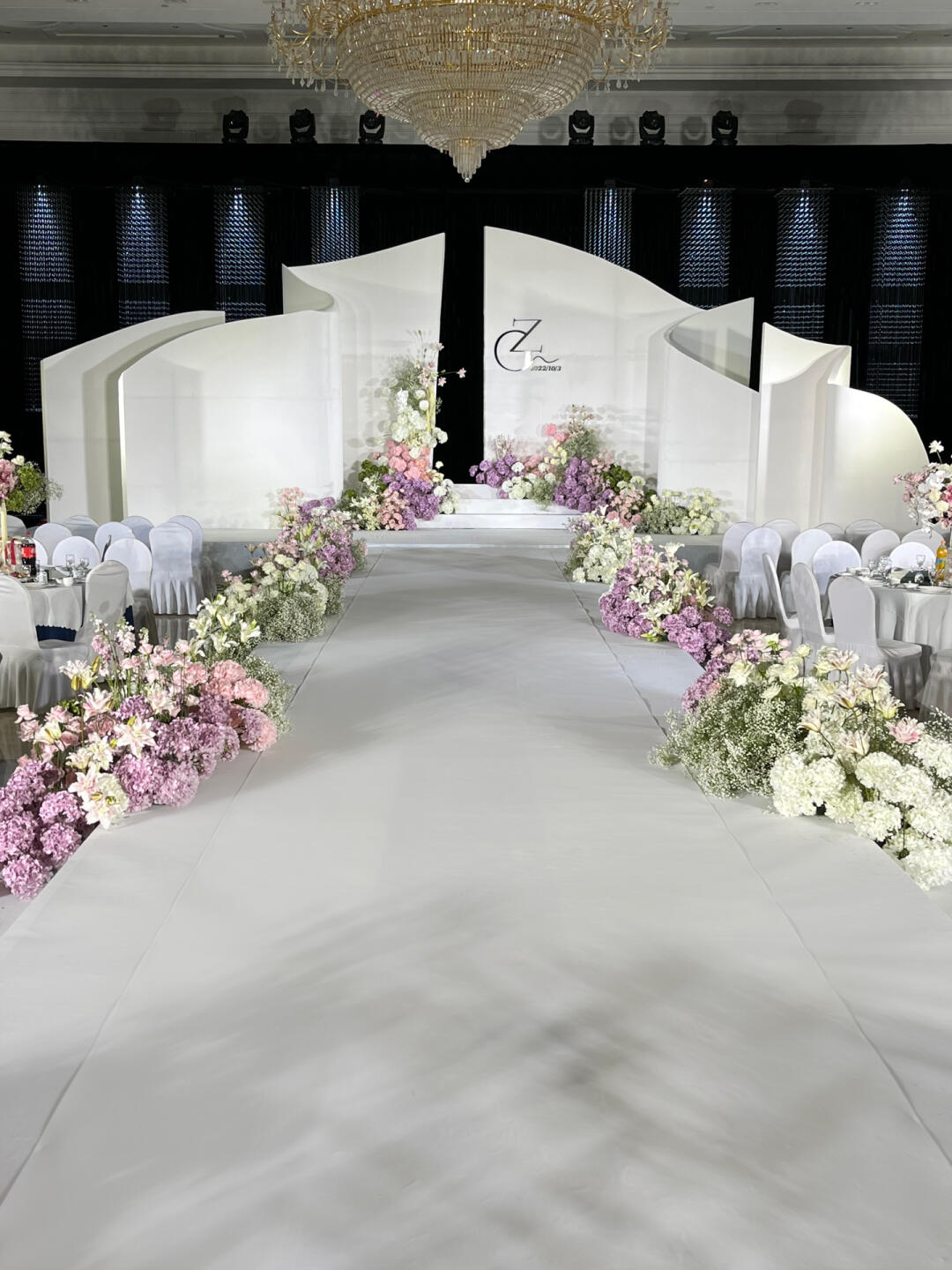 手机记录简约秀场风婚礼布置