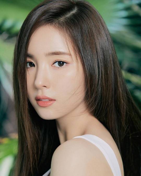 韩国女演员申世京晒写真秀清纯美貌 长发飘逸女神范儿十足!