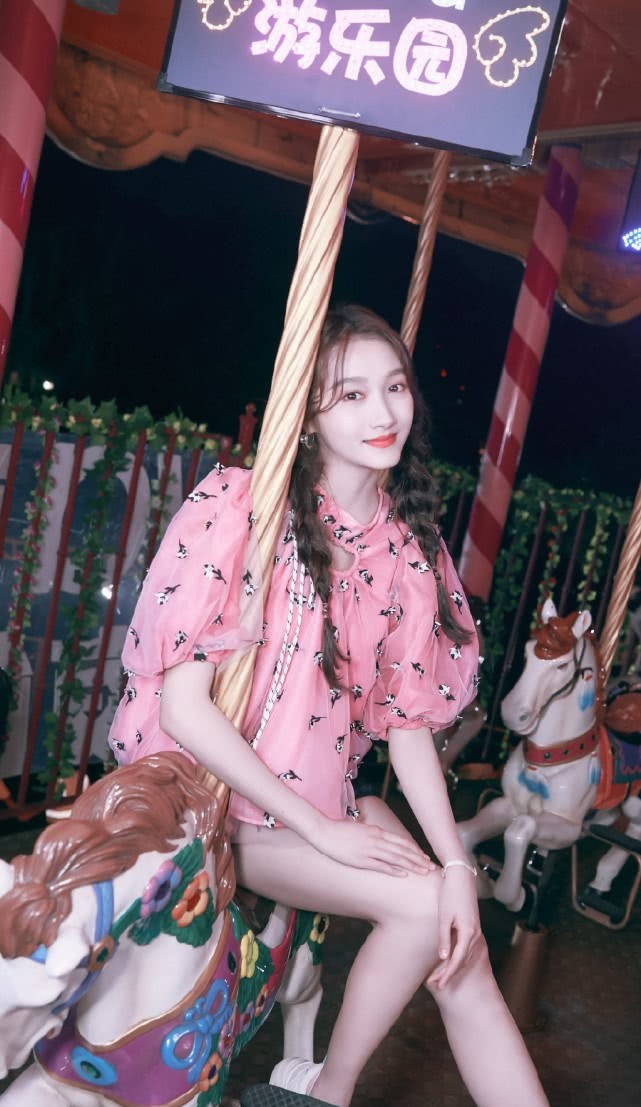 关晓彤穿短裤坐旋转木马当她伸直腿那刻网友这谁扛得住