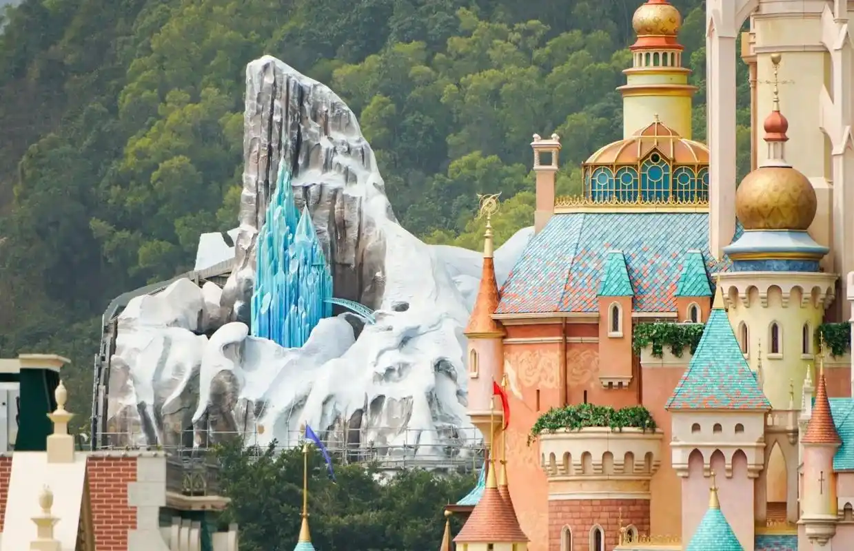 香港迪士尼官方发布冰雪奇缘城堡照片.