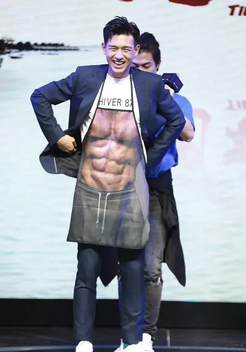 当甲方要求李现在台上秀出自己的腹肌时,李现的做法确实达到了甲方的