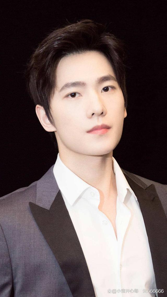 杨洋一口气发了八条动态,与粉丝互动,演技遭吐槽!