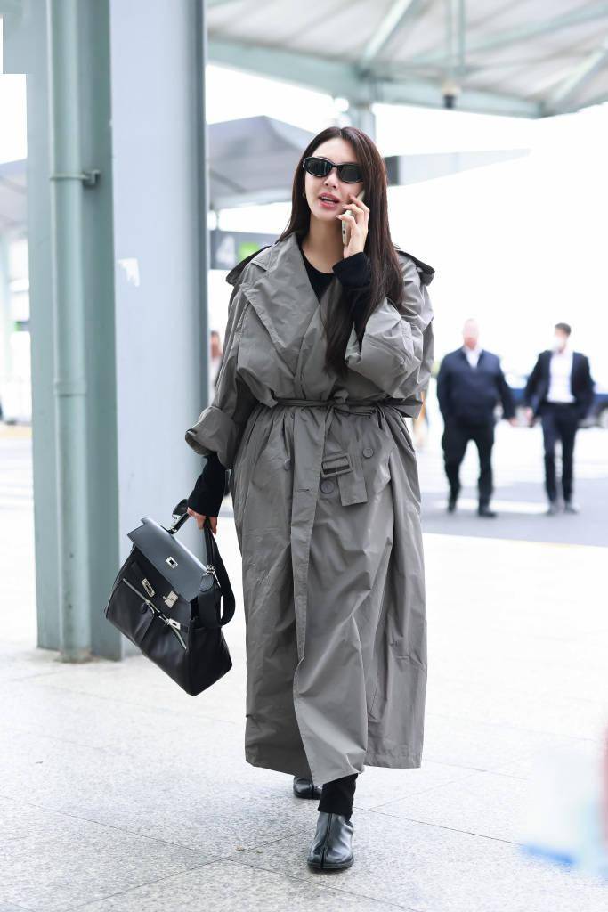 张雨绮风衣墨镜造型现身机场 "中国千颂伊"回来了!_上海_小雨_军绿色